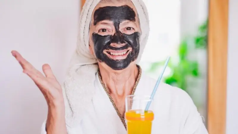 3️⃣ لایه بردار ملایم و پاکسازی کننده ماست و جو دوسر (Yogurt & Oatmeal Mask)