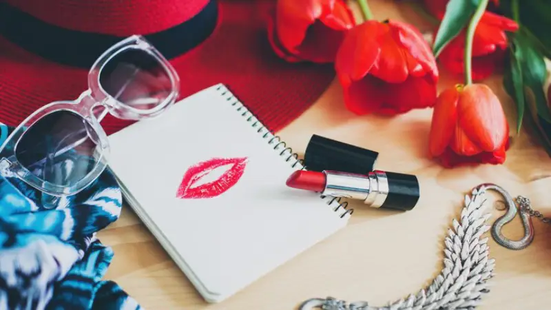 پر فروش ترین رژ لب های سال 2025 و ویژگی های آن ها از نودهای ماندگار تا قرمزهای جسورانه