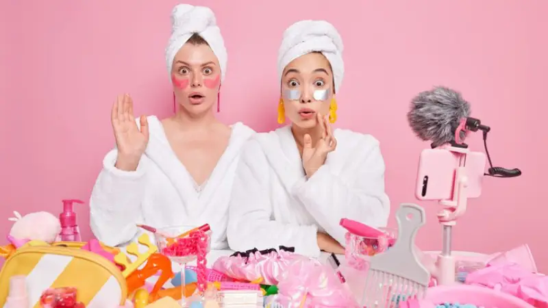 چگونه محصولات آرایشی اورجینال و فیک را تشخیص دهیم؟ راهنمای جامع و تخصصی (2025)