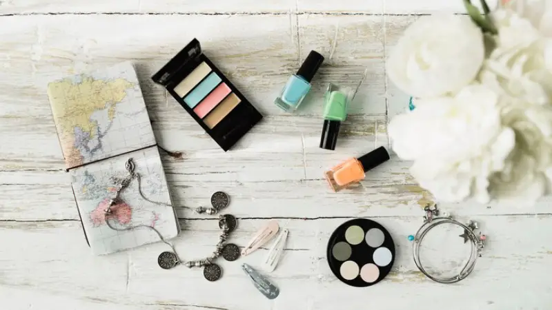 🔍 راهنمای قطعی تشخیص لوازم آرایشی اصل از تقلبی