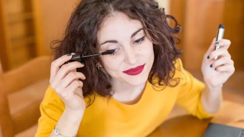 آموزش گام به گام چطور خط چشم خود را ماندگار و بدون پخش شدن بکشیم؟