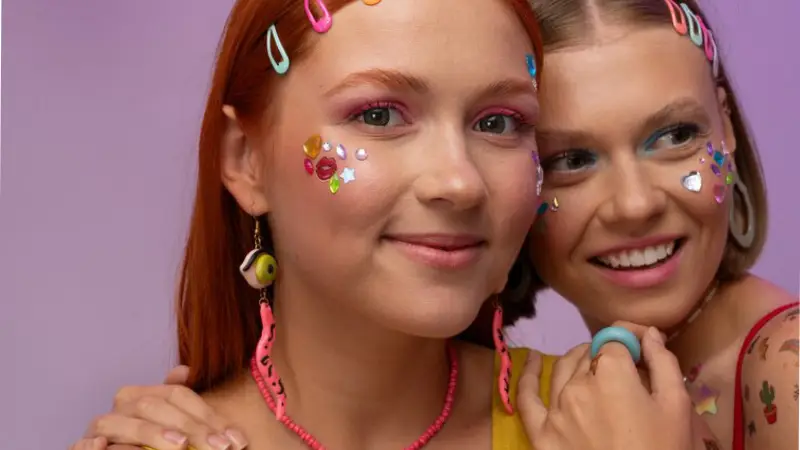 ❓ ۱۰ سوال متداول کاربران درباره ترند آرایش 2025 رنگ ها و سبک های محبوب